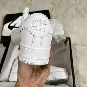 NIKE AIR FORCE 1 TRIPLE WHITE UK 7 (41)