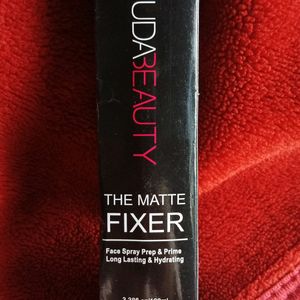 Huda Beauty The Matte Fixer