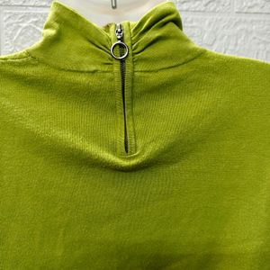 Effortless Green Vibes: Stylish Crop Sweatshirt