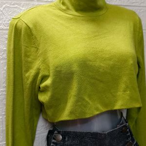 Effortless Green Vibes: Stylish Crop Sweatshirt