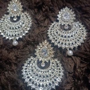 White Diamond Earings With Mangtika