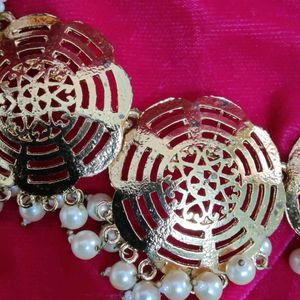 Gold And Pearl Jewellery Set With Tikka