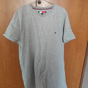 Authentic Tommy Hilfiger T-shirt For Sale