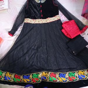 suit with red pant and black dupatta