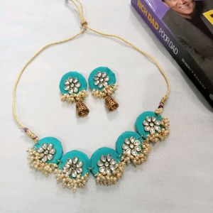 Any 1 Necklace With Earrings Jumkhi