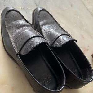 Redtape Old money textured loafers