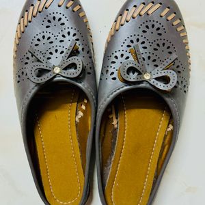 Women Mojris Flats