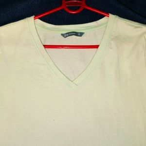 Plain V-neck T-shirt