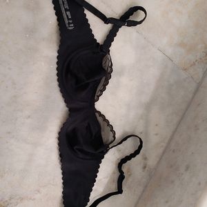 Black Seamless Stylish Bra.