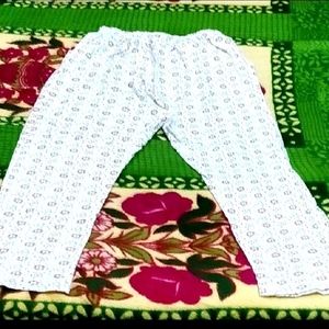 IT IS A WOMEN'S WHITE COLOR NEW COTTON PYJAMA.....