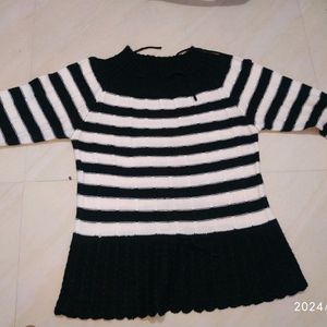 SBlack & White Lining Woolen Top....