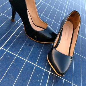 New Black pump / heel