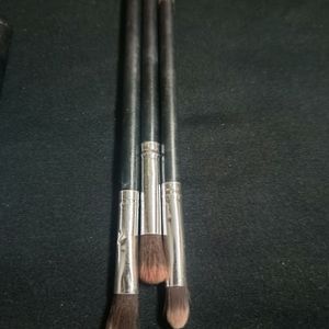 8 Makeup Brushes