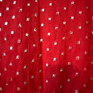 red dupatta