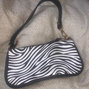 Black And White Trendy Hand Bag