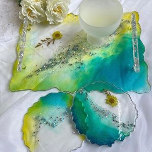 Beautiful Resin Tray With 2 Coasters.