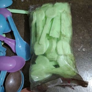 100 Plastic Spoons