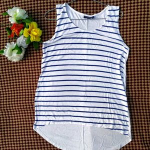 Sleeveless T-shirt