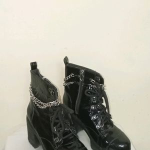 Chain Detailed Boots