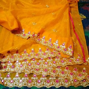 Haldiw Pehne Wali Saree