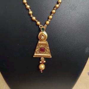 Golden pendant set