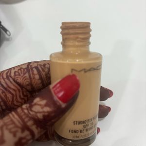 MAC Studio Fix Foundation -NC37