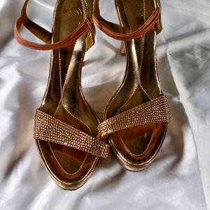 N15. GOLD SPARKLING HEELS