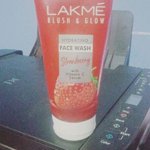 Lakme blush &glow hydrating face wash strawberry w