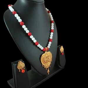 RED AND WHITE BEADS WITH GOLD PLATED LOCKET