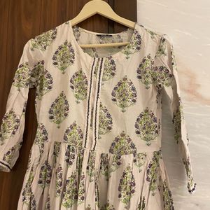 Ajio White Floral Printed Cotton Kurta In Xs