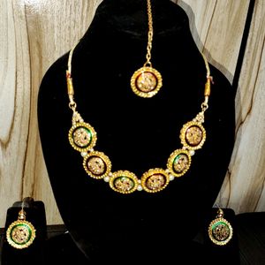 Gold tone traditional choker necklace set