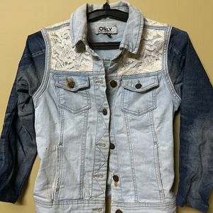 Here Is A Trendy & Comfortable Denim Jacket😍