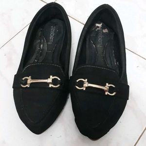 DRESS BERRY Black Golden Buckleloafer Women