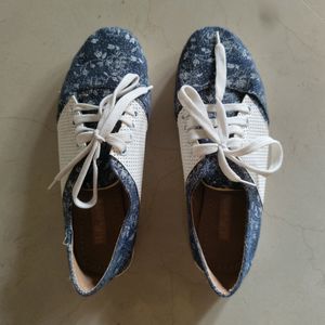 Cute Blue And White Floral Tie up Shoes