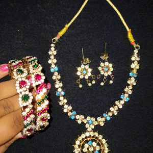 JEWELLERY SET WITH BANGLES