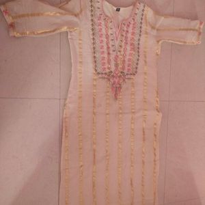 Women Embroidered Zari Work Kurta