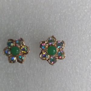 Geeen Flower Stone Stud