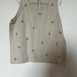 <BRAND NEW> Embroidered Sleeveless Top