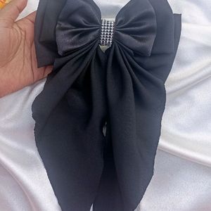 Handmade Bow.. Clip For Girls... 💗