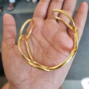 Stylish Gold Cuff for easy Accessory