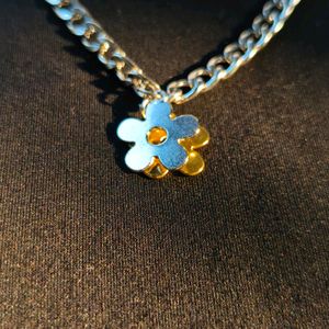 9. CUTE KOREAN NECKCHAIN