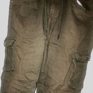 I am Selling a Green Cargo Pant