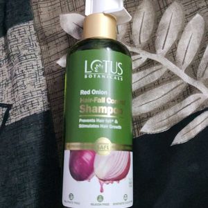 Lotus Botanicals Shampoo+With Freebie😍