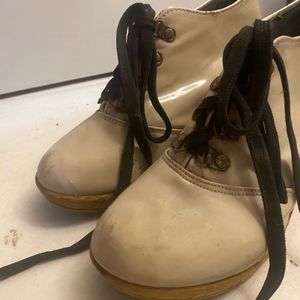 Beige Boots With Heels And Lace Tie ups