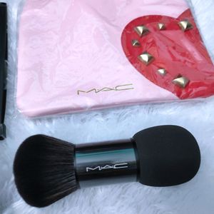 MAC Foundation/Powder Brush And Pouch