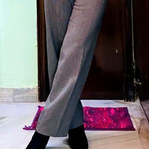 A Sraight Formal Pant For Ur Professional Look