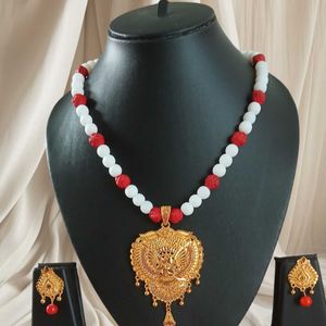 RED AND WHITE BEADS WITH GOLD PLATED LOCKET