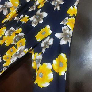 Navy Blue Top Yellow🟡floral Print 50 Bust