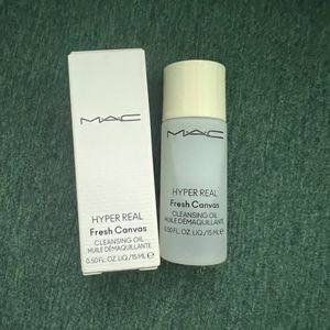 MAC Hyper Real Fresh Canvas “Cleaning Oil”