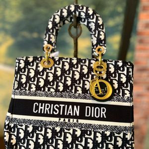 CHRISTIAN DIOR